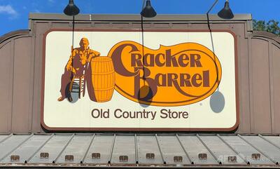 米飲食チェーン「クラッカーバレル」ロゴ変更騒動、トランプ氏の介入後間もなく決着