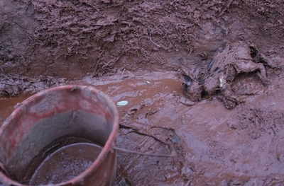 ハンガリーで非常事態宣言、廃液貯水池が決壊 3人死亡