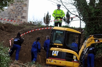 虐待疑惑の元養護施設、骨の一部と乳歯2本を発見