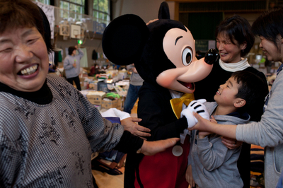 子どもたち大喜び、避難所にミッキーとミニー登場
