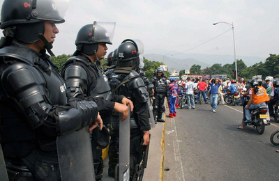 ベネズエラ、コロンビア国境に軍部隊展開　OASによる外交努力も