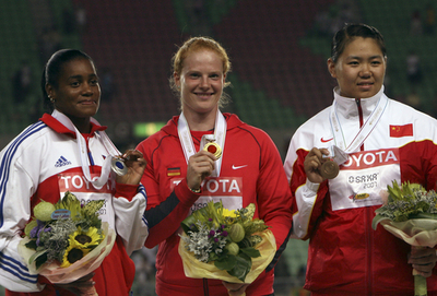 女子ハンマー投げの表彰式が行われる