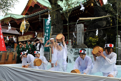 見る側も身が引き締まる、神田明神の寒中みそぎ