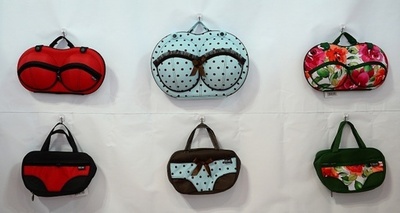 セットでいかが？ブラやショーツをモチーフにしたバッグ