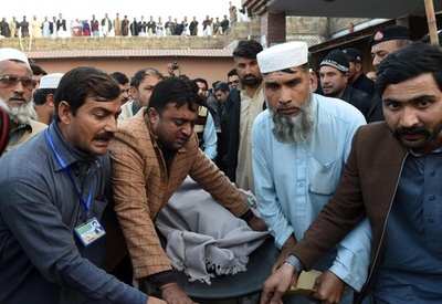 タリバンが政府庁舎で自爆攻撃、26人死亡 パキスタン北西部