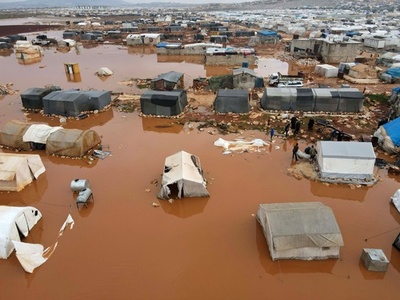 シリアで洪水、避難民キャンプが泥水の「湖」に 子ども1人死亡