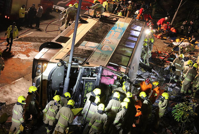 香港で2階建てバス横転、19人死亡 運転手 遅刻とがめられスピード上げる