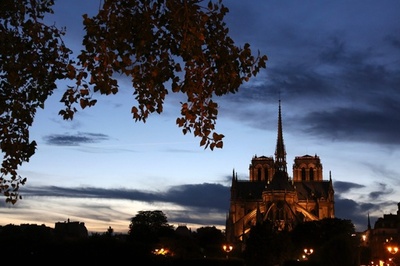 パリで不審車からガスボンベ 男女拘束、テロ捜査開始