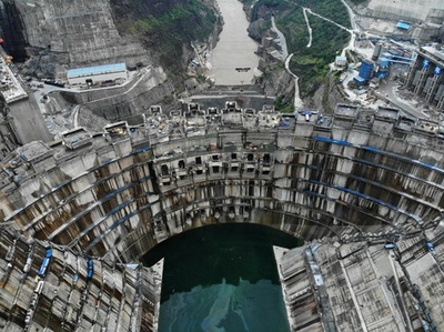 中国で建設進む世界最大級の水力発電所 100万kW回転子を設置