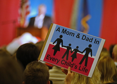 米判事、同性愛カップルに養子の返還命じる