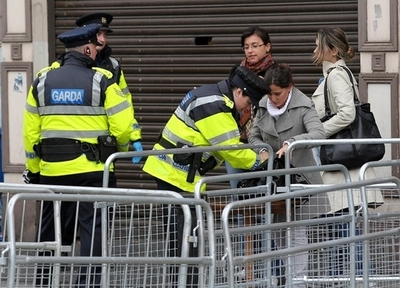 アイルランド首都近郊で爆発物見つかる、英女王訪問直前