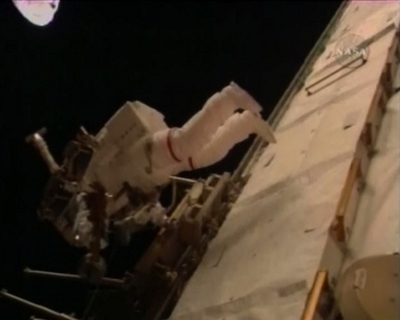 【動画】ディスカバリーの宇宙飛行士、1回目の船外活動