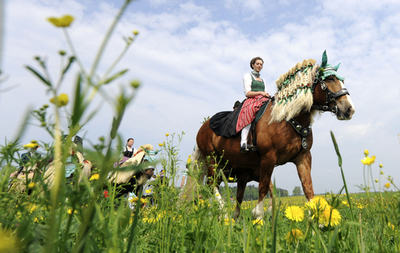 馬に乗ってイースターの巡礼、独バイエルン地方