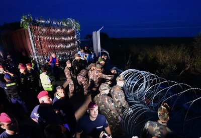 ハンガリーが国境封鎖、「反移民法」施行後初の逮捕者も
