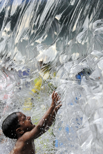 もう猛暑？！インドで水浴びする子どもたち