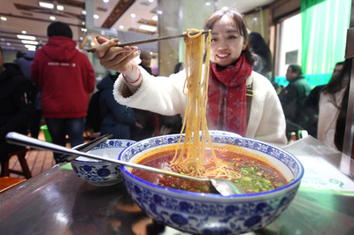 火鍋のような超特大蘭州ラーメンとは？ 寒風の中、長蛇の列