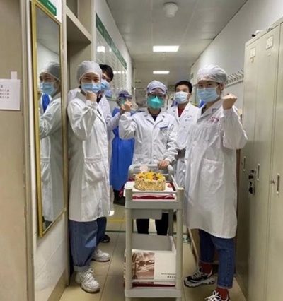 新型肺炎と闘う看護師へ励ましの誕生日ケーキ、武漢の配達員と菓子店主がプレゼント