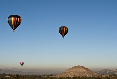 「太陽のピラミッド」 快晴の空に浮かぶ熱気球、メキシコ