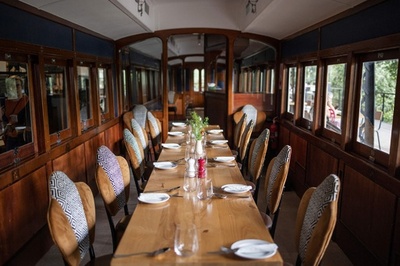 走らない列車ホテルから動物王国を一望 南ア