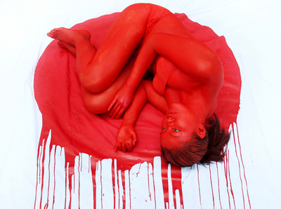 オーストラリアの反捕鯨活動団体、血の「日の丸」になって抗議活動