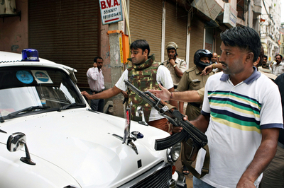 インド・ニューデリーで銃撃戦、容疑者の捜索続く