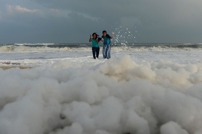 雲の上のよう? 汚染でビーチに広がる泡 インド