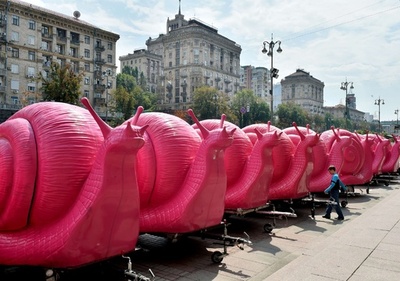 ピンクの巨大カタツムリが大集結、その目的は？ウクライナ