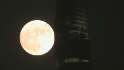 動画:13年ぶり「スーパーブルームーン」 土星との共演も