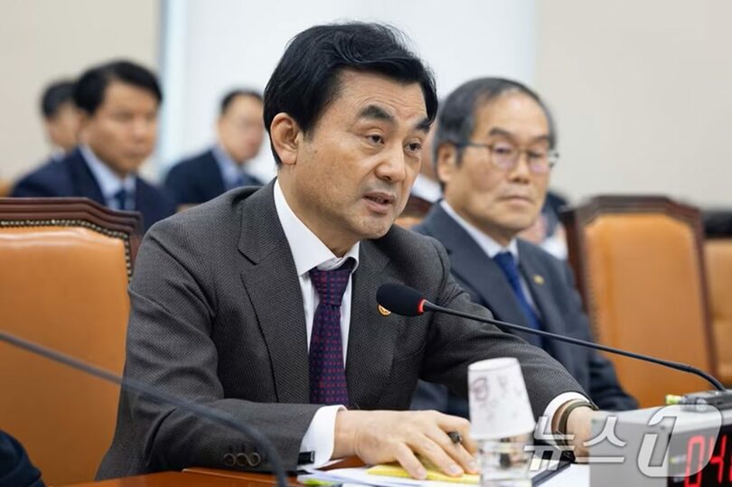 国会で答弁するアン・ギュベク（安圭伯）国防相(c)news1