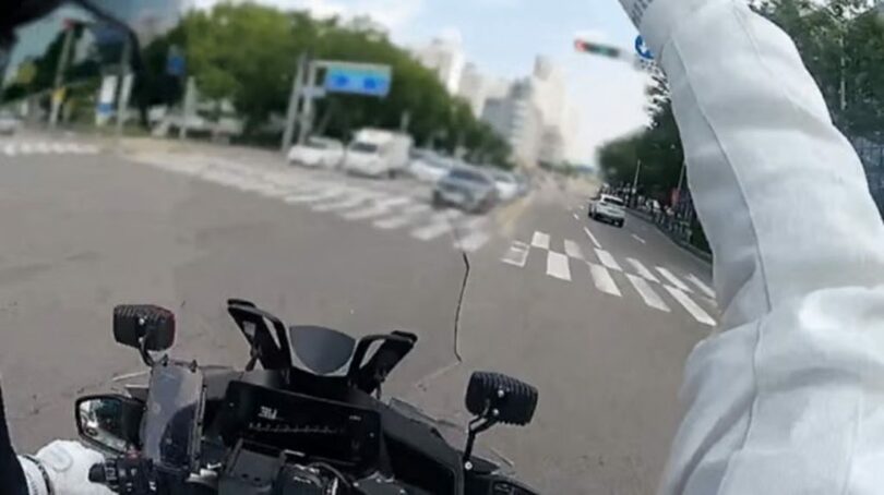 救急車を京畿・富川からソウルへ迅速に送るために、交通を統制している警察のサイドカーの様子(c)news1/MONEYTODAY