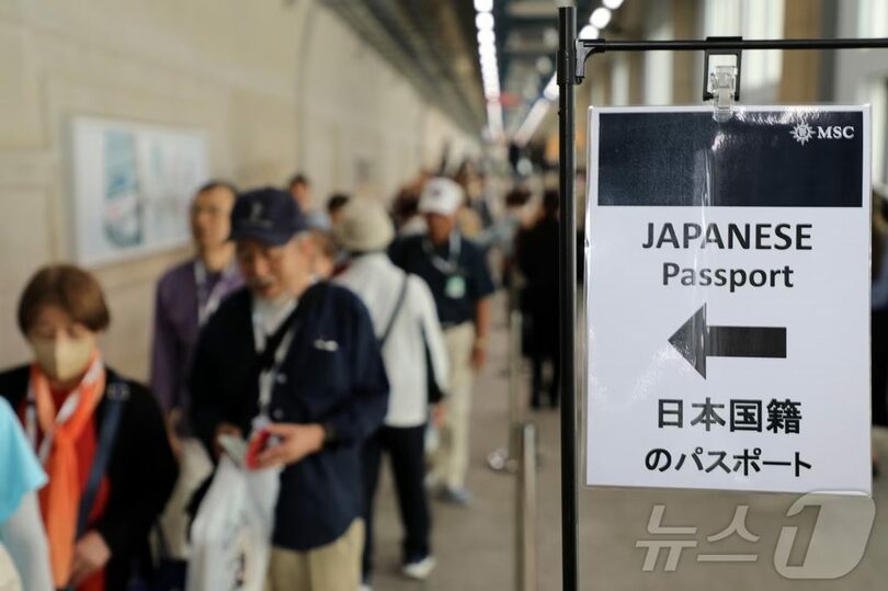 済州観光を終え、出国手続きをする日本人クルーズ観光客(c)news1