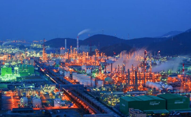 石油化学工場が集中する麗水産業団地(c)NEWSIS