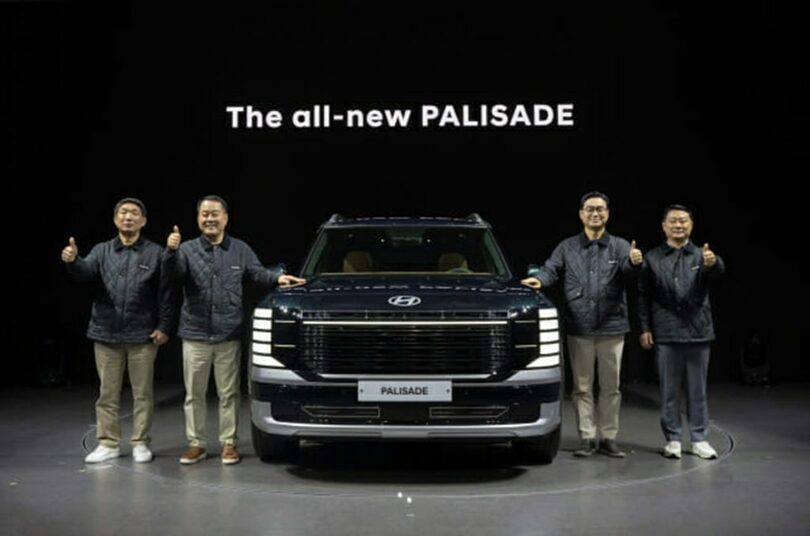 14日、新車と共にポーズを取る現代自動車の労使代表＝現代自動車(c)KOREA WAVE