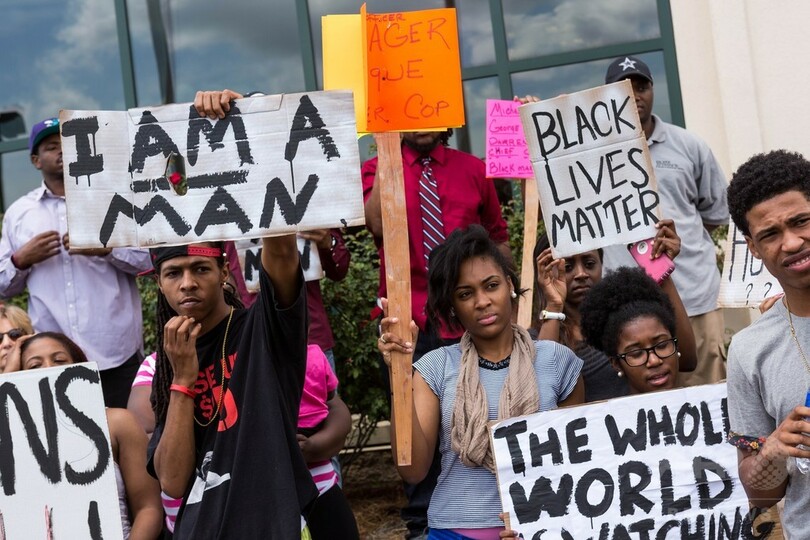 黒人射殺の白人警官を免職、住民らは怒りの抗議 米南部