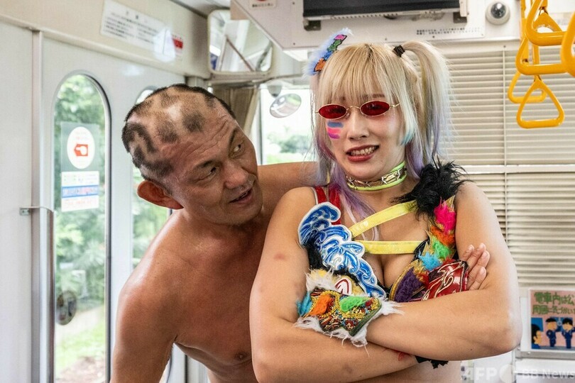 史上初「都電プロレス」開催 車内でレスラーが激闘