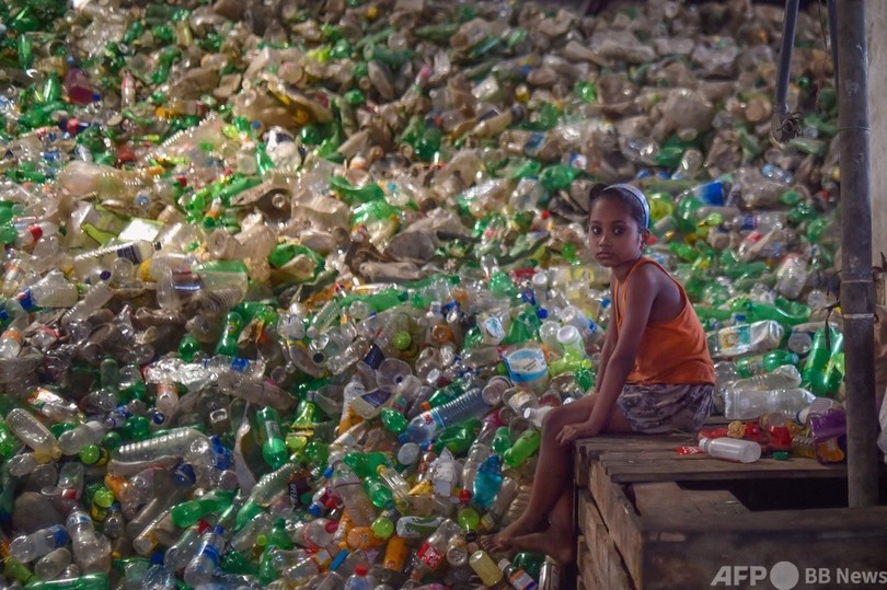 【今日の1枚】終わりの見えない分別作業、ダッカのリサイクル工場