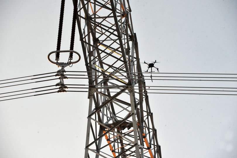 AIドローンで送電鉄塔の転落防止装置を回収 中国新疆ウイグル自治区