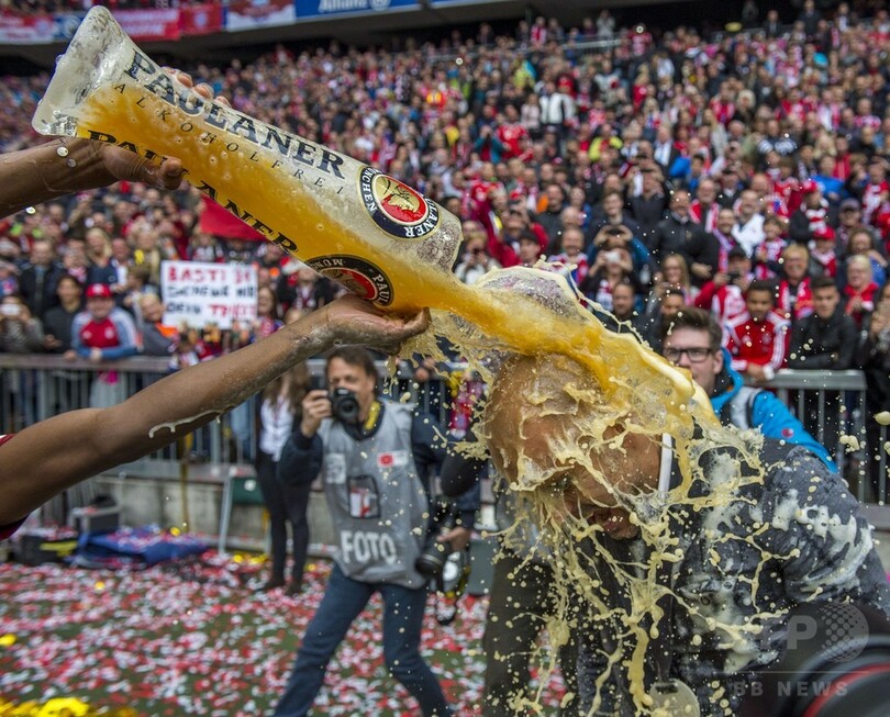 指揮官ペップにも容赦なし―バイエルンが恒例のビールかけ