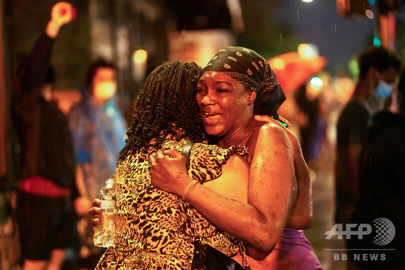 「息ができない…ママ」 警官に首押さえつけられ黒人男性死亡 米