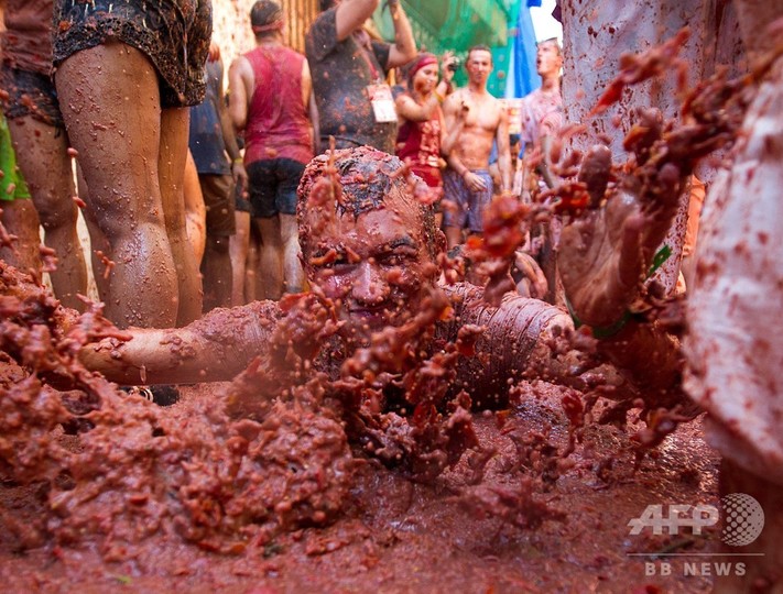 投げて転んで大はしゃぎ スペインでトマト祭り開催 写真30枚 国際ニュース Afpbb News