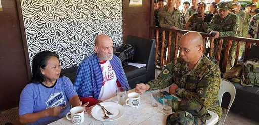 フィリピン軍、IS系武装集団に拉致された夫婦救出 約2か月拘束