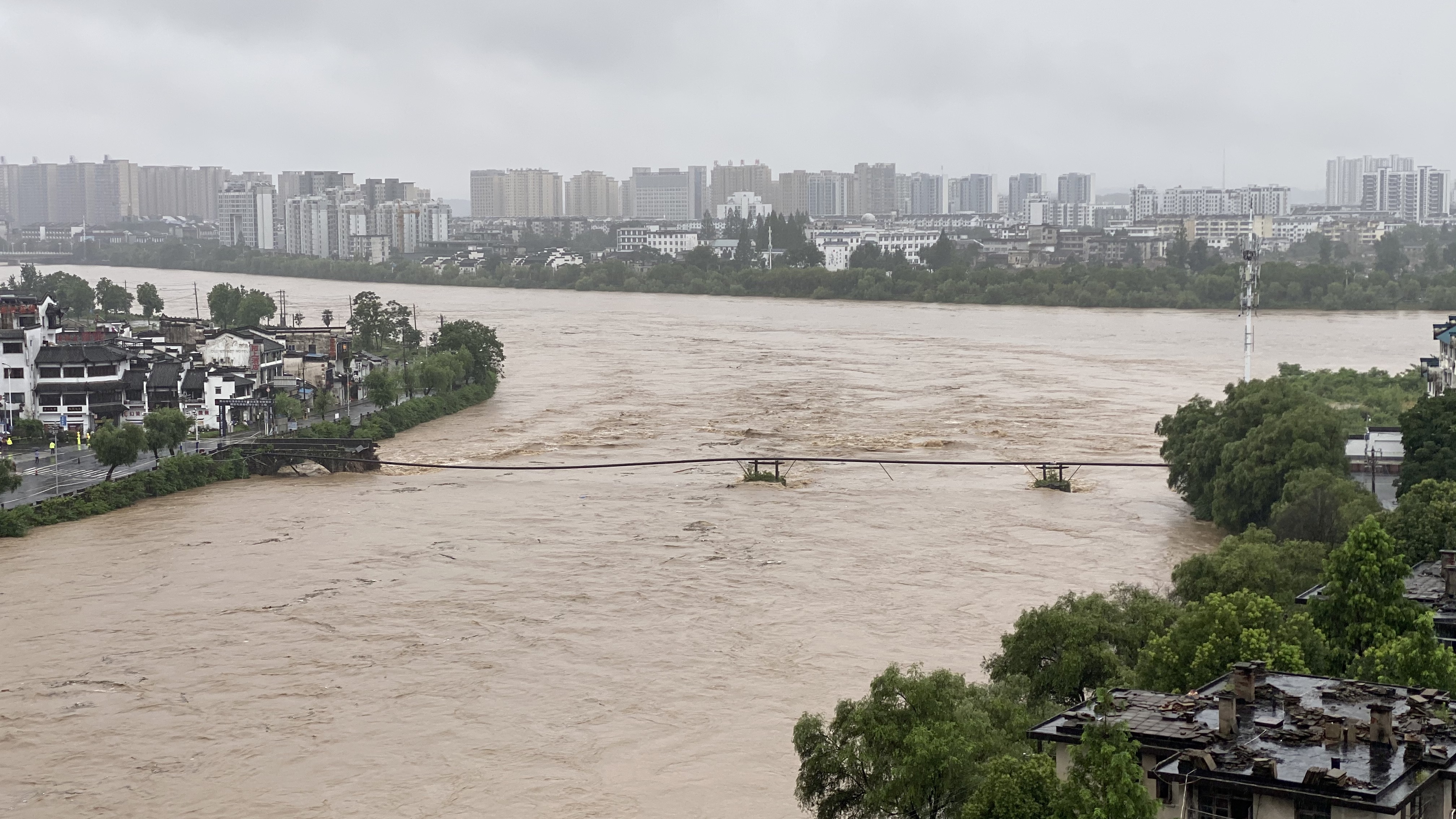 明代の石橋「屯渓老大橋」が洪水で流失 安徽省黄山市 写真2枚 国際ニュース：AFPBB News