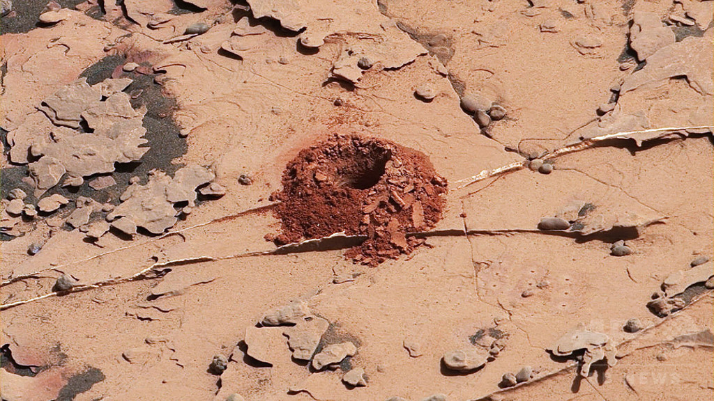NASAの探査車が火星の岩を誤って割ってしまい、大きな驚きを発見する