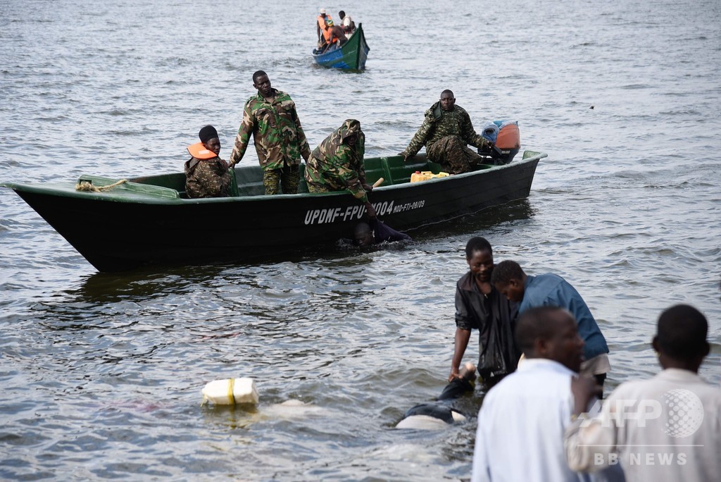 ビクトリア湖で船が沈没、パーティー客ら30人死亡60人超不明 ウガンダ ビクトリア湖で船が沈没、パーティー客ら30人死亡60人超不明 ウガンダ