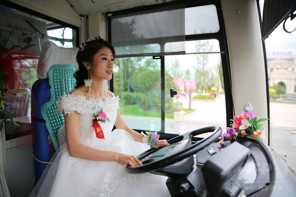 ウエディングドレスでバスを運転 結婚式会場へ 写真7枚 国際ニュース Afpbb News