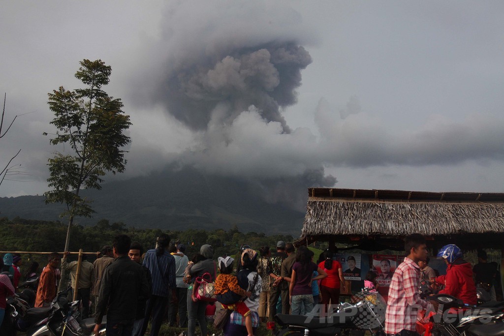 インドネシアの火山、30回にわたって噴火 避難者2万人以上に インドネシアの火山、30回にわたって噴火 避難者2万人以上に