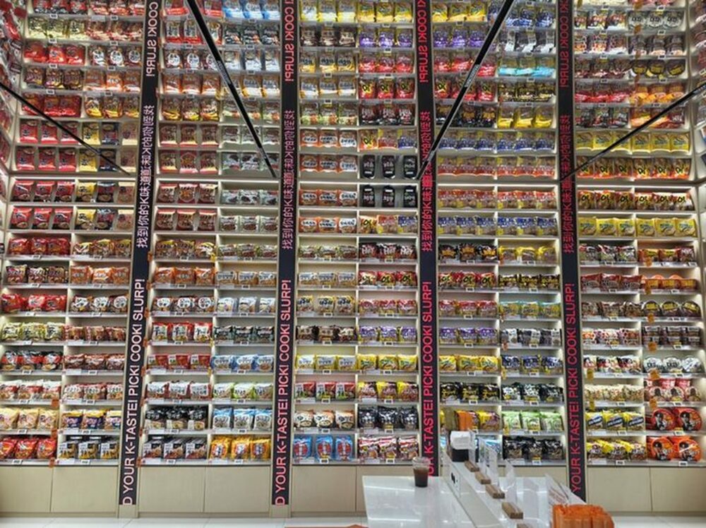 韓国・明洞に体験型コンビニ…「ラーメンの壁」で観光客誘致 写真枚