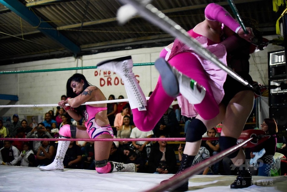 メキシコの女子プロレスラー レディーキャット選手のコスチューム