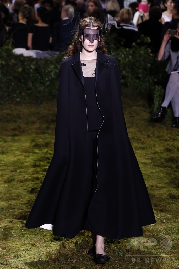 キウリによる初の「ディオール」オートクチュール、ファッション界から称賛