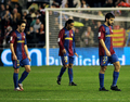 写真は、肩を落としてピッチを後にするバルセロナの（左から）シャビ・エルナンデス（%%Xavi Hernandez%%）、ロナウジーニョ（%%Ronaldinho%%）、ラファエル・マルケス（%%Rafael Marquez%%）。(c)AFP/JAIME REINA